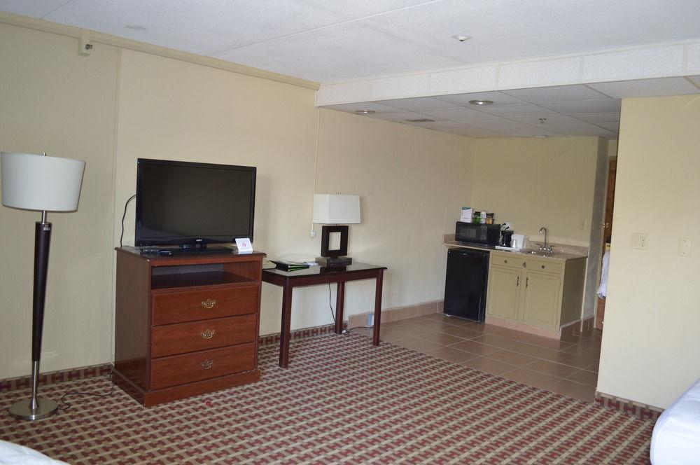 Quality Inn & Suites Fayetteville Eksteriør billede